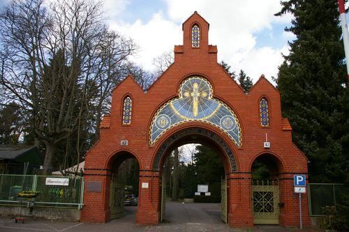 Mariendorf Heilig Kreuz Kirchhof tor offen